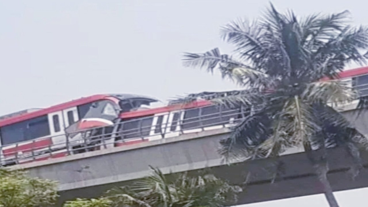 LRT tabrakan di kawasan Cibubur. (net)