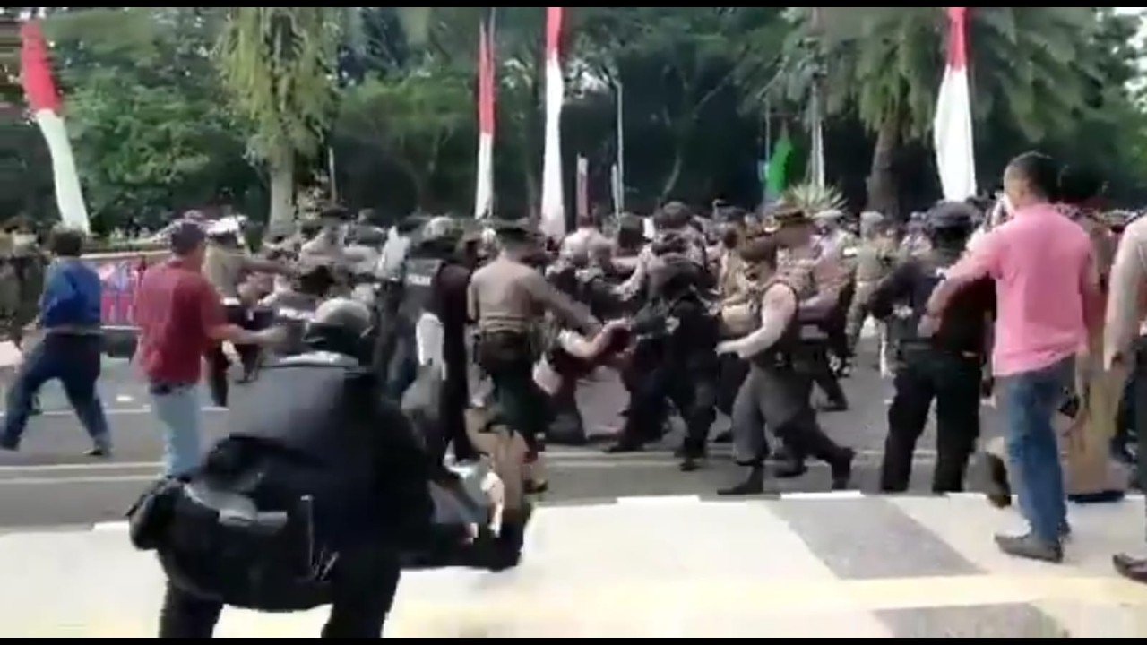 Mahasiswa saat dibanting polisi.