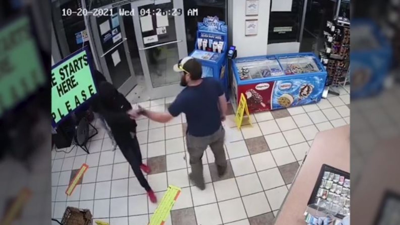 Mantan Marinir AS menggalkan perampokan bersenjata.