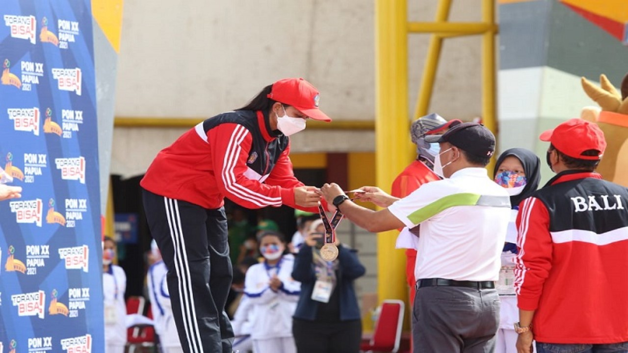 Menpora Amali usai menyerahkan medali pada nomor Speed World Record