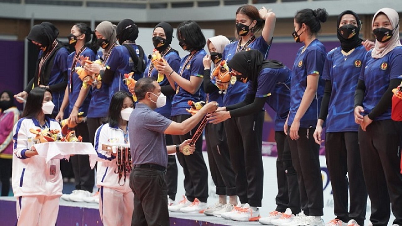 Menpora Zainudin Amali memberikan medali kepada atlet bola voli