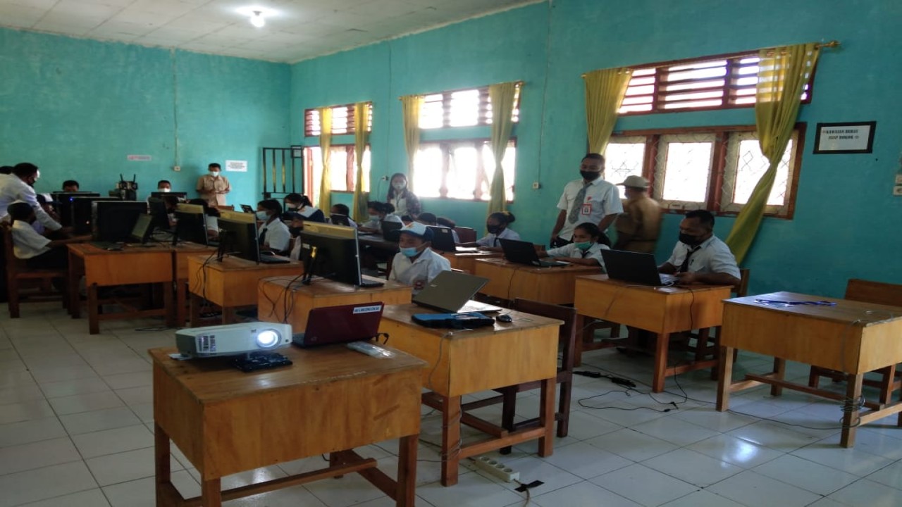 Siswa-siswi Sekolah Menengah Pertama I Satarmese saat melaksanakan kegiatan ANBK, Senin (04/10/21). Foto:Paul