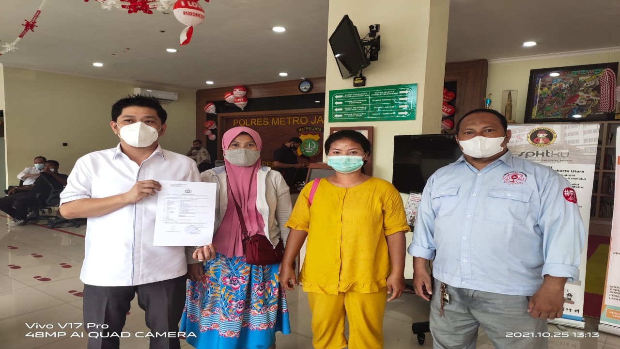 Anton Sudanto (kiri), orangtua korban dan Iko Setiawan (kanan).