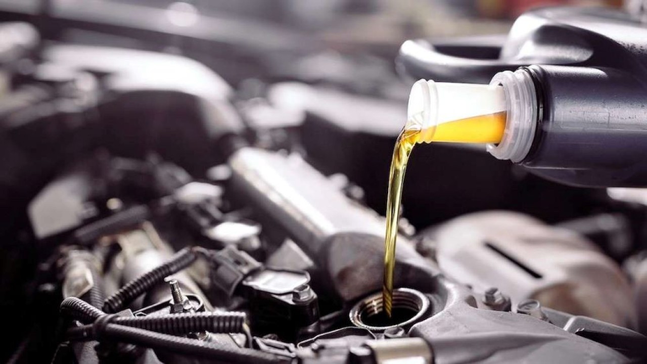 Ilustrasi penggantian oli mesin pada kendaraan. (Istimewa)