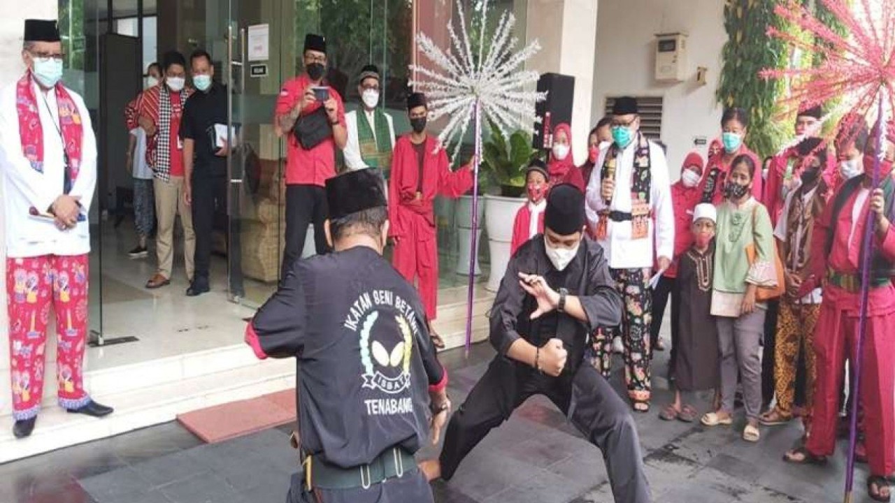 Sunatan massal yang digelar PDI Perjuangan untuk memperingati Maulid Nabi Muhammad SAW turut dimeriahkan atraksi budaya Betawi/ist