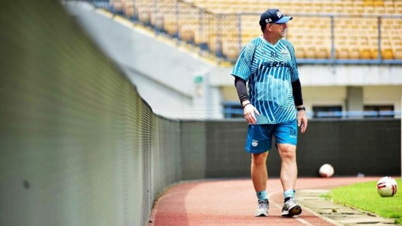 Pelatih Persib, Robert Alberts