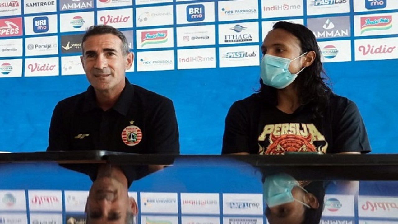 Pelatih Persija, Angelo Alessio bersama Rohit Chand