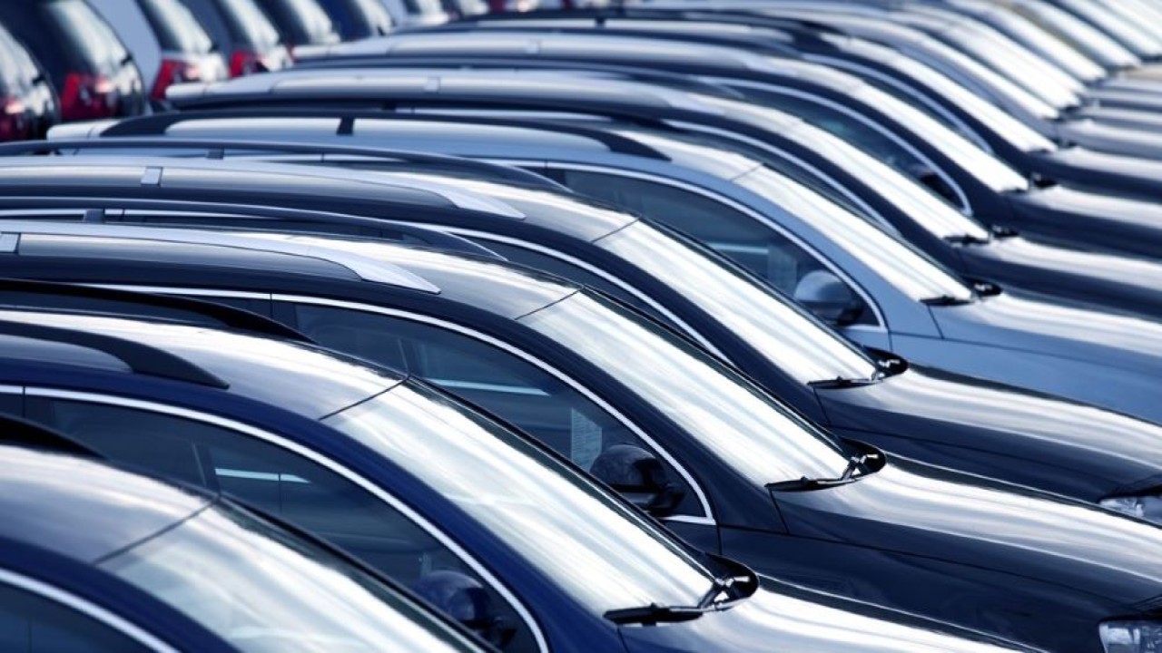 Ilustrasi penjualan mobil. (Car and Driver)