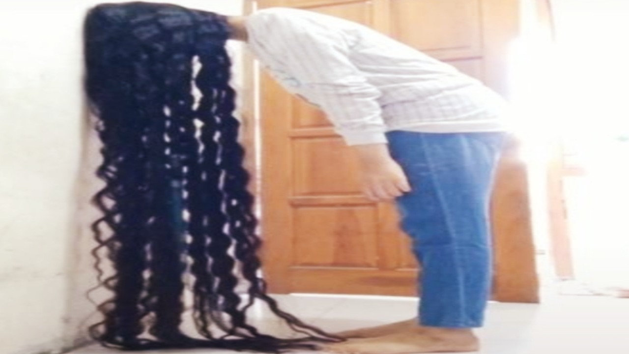 Perempuan berambut panjang bikin heboh (net)