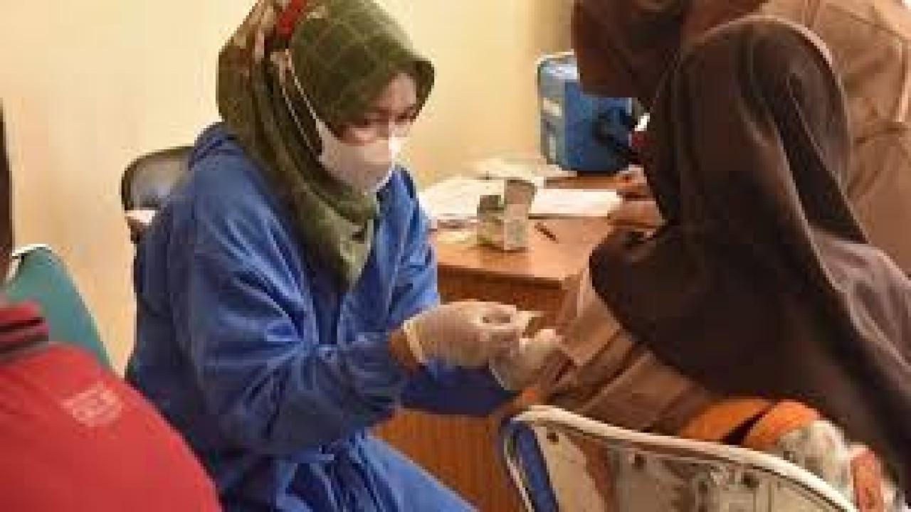 Petugas medis sedang menyuntikkan vaksin covid-19/ist