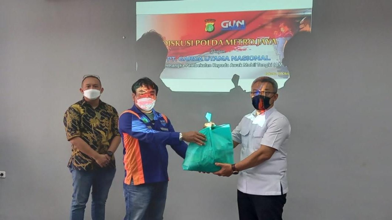 Penyerahan bantuan sekaligus sosialisasi oleh Polda Metro Jaya.