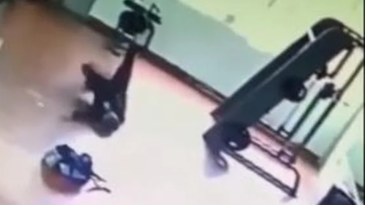 Pria lagi ngegym diteror hantu. (net)