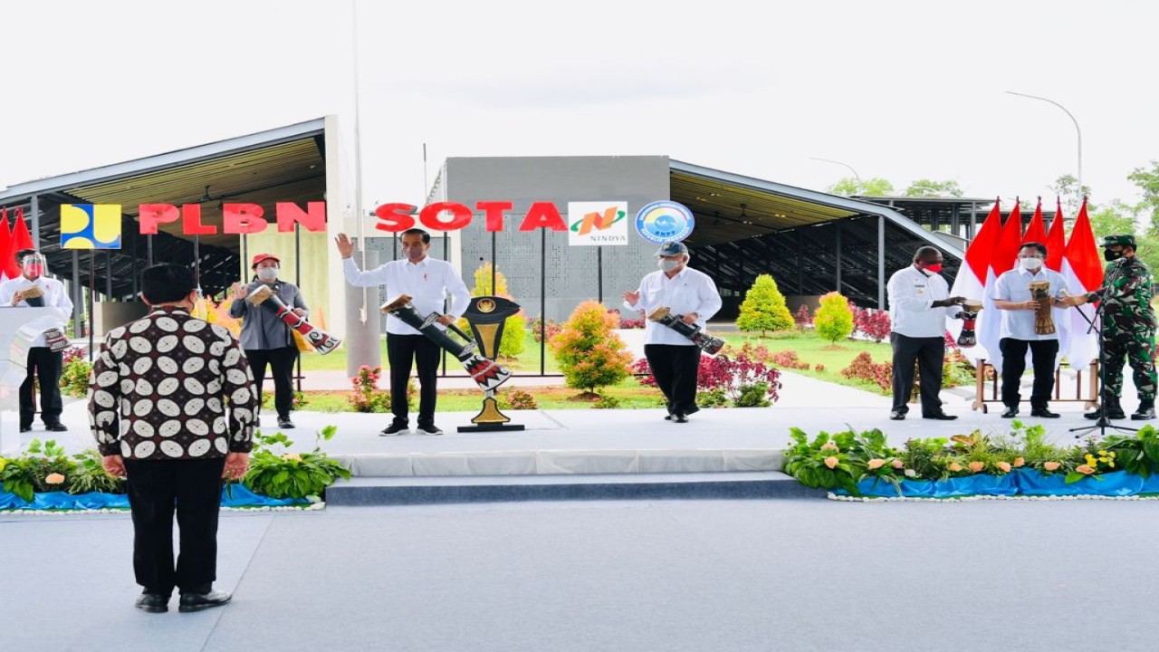 Ketua DPR RI Puan Maharani bersama Presiden Jokowi.