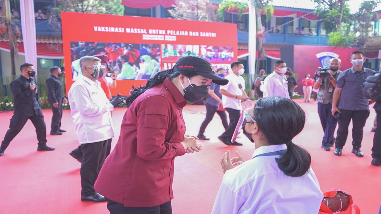 Ketua DPR RI Puan Maharani saat meninjau vaksinasi.