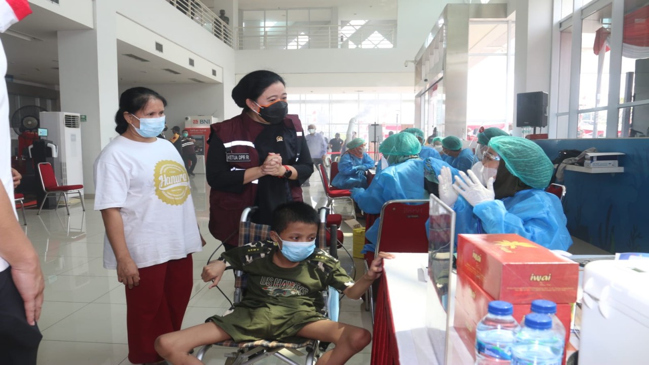 Ketua DPR RI Puan Maharani saat meninjau vaksinasi Covid.