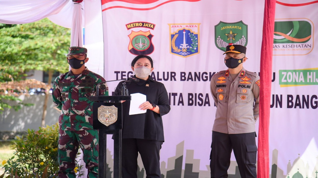 Ketua DPR RI Puan Maharani (tengah).