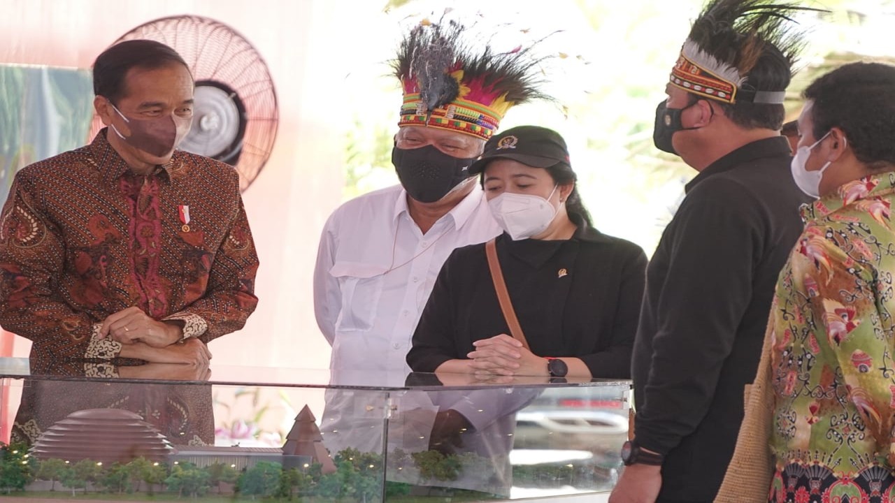 Ketua DPR RI Puan Maharani bersama Presiden Jokowi dan jajaran menteri.