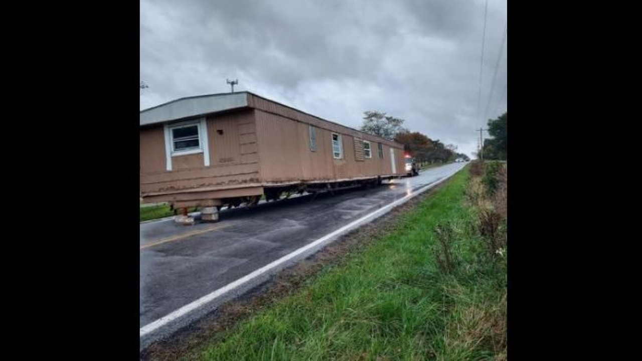 Rumah mobil ditinggalkan pemiliknya di tengah jalan. (UPI)