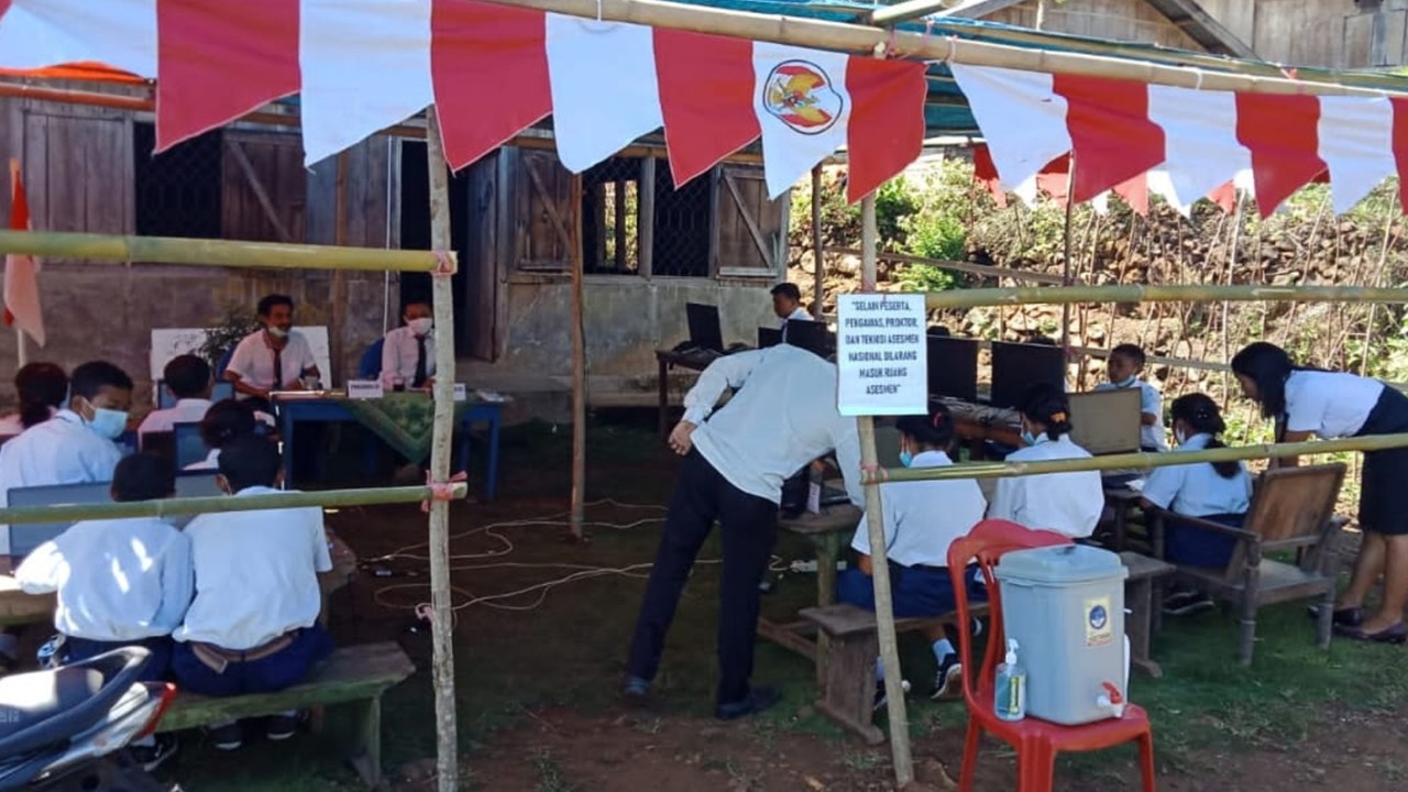 Siswa SMP Negeri 04 Pocoranaka sedang mengikuti kegiatan ANBK di salah satu rumah warga.Foto(FEC Media/Roby)