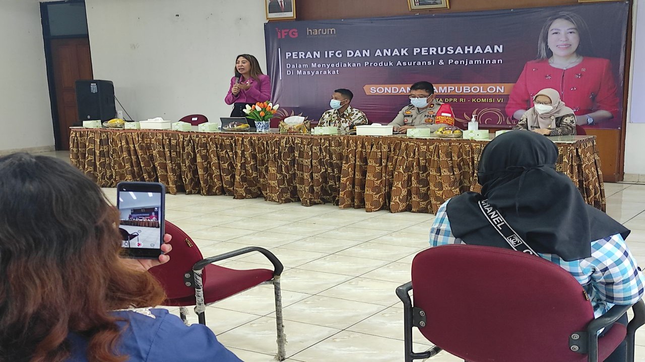 Sondang Tampubolon saat sosialisasi di Kantor Kecamatan Pasar Rebo.