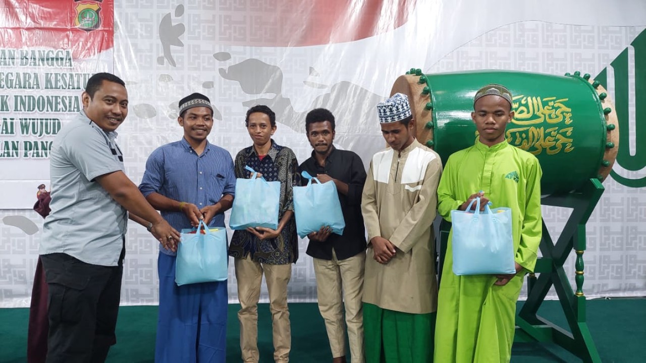 AKP Zaini Abdillah saat menyerahkan bantuan ke santri Ponpes Nuu Waar AFKN Bekasi dan mahasiswa Papua.