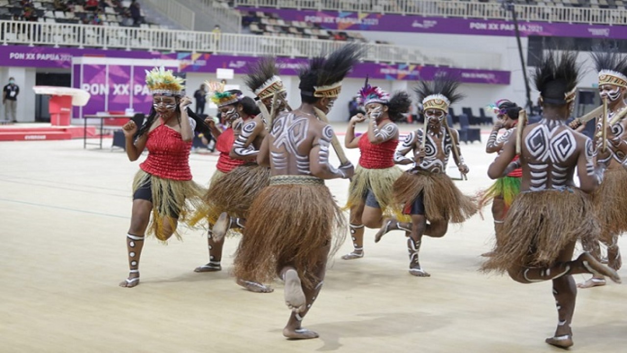 Tarian Papua di pembukaan PON XX