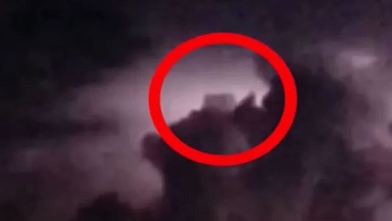 Bangunan misterius di atas langit area 51 di Pangkalan Udara AS. (The Sun)