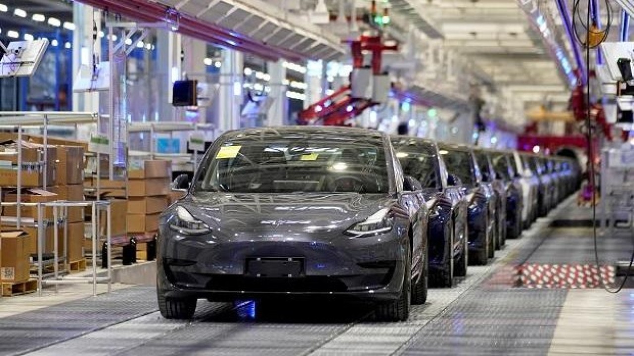 Mobil listrik Tesla. (Business Standard)