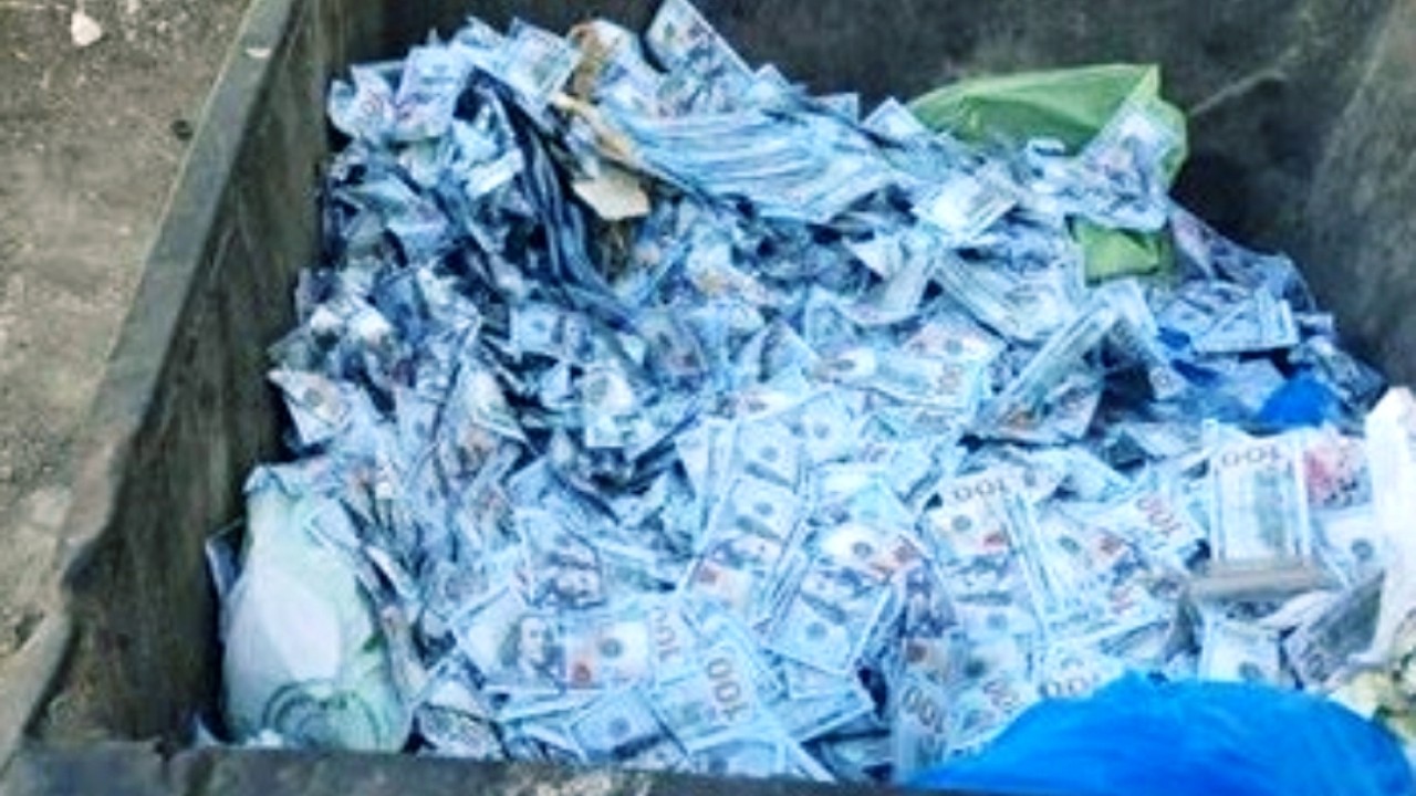 Uang pecahan 100 Dolar AS berserakan di tempat sampah. (net)
