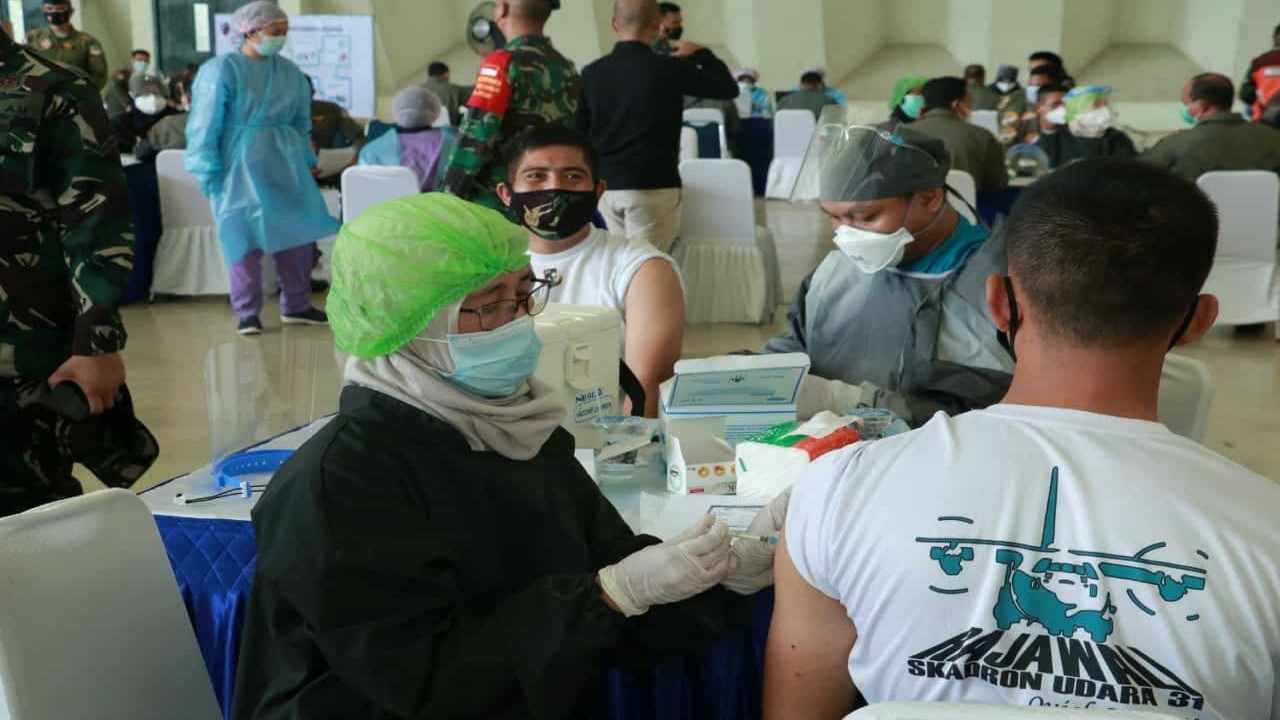 Petugas medis sedang memberikan vaksinasi covid-19 kepada warga/ist