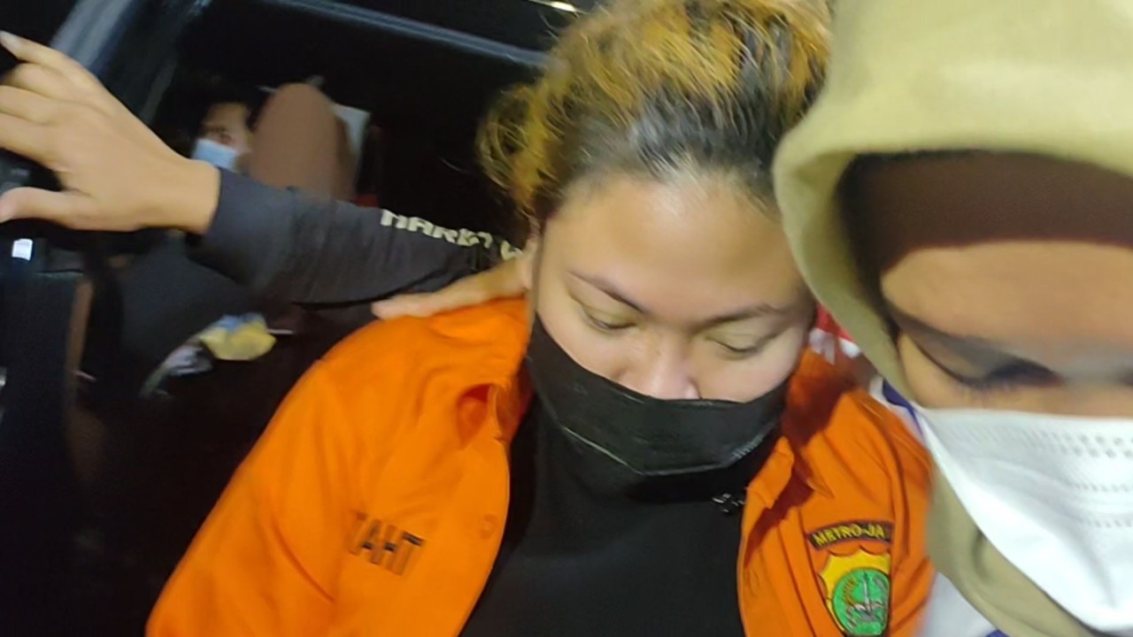 Anak Nia Daniaty, Olivia Nathania memakai baju tahanan/ist