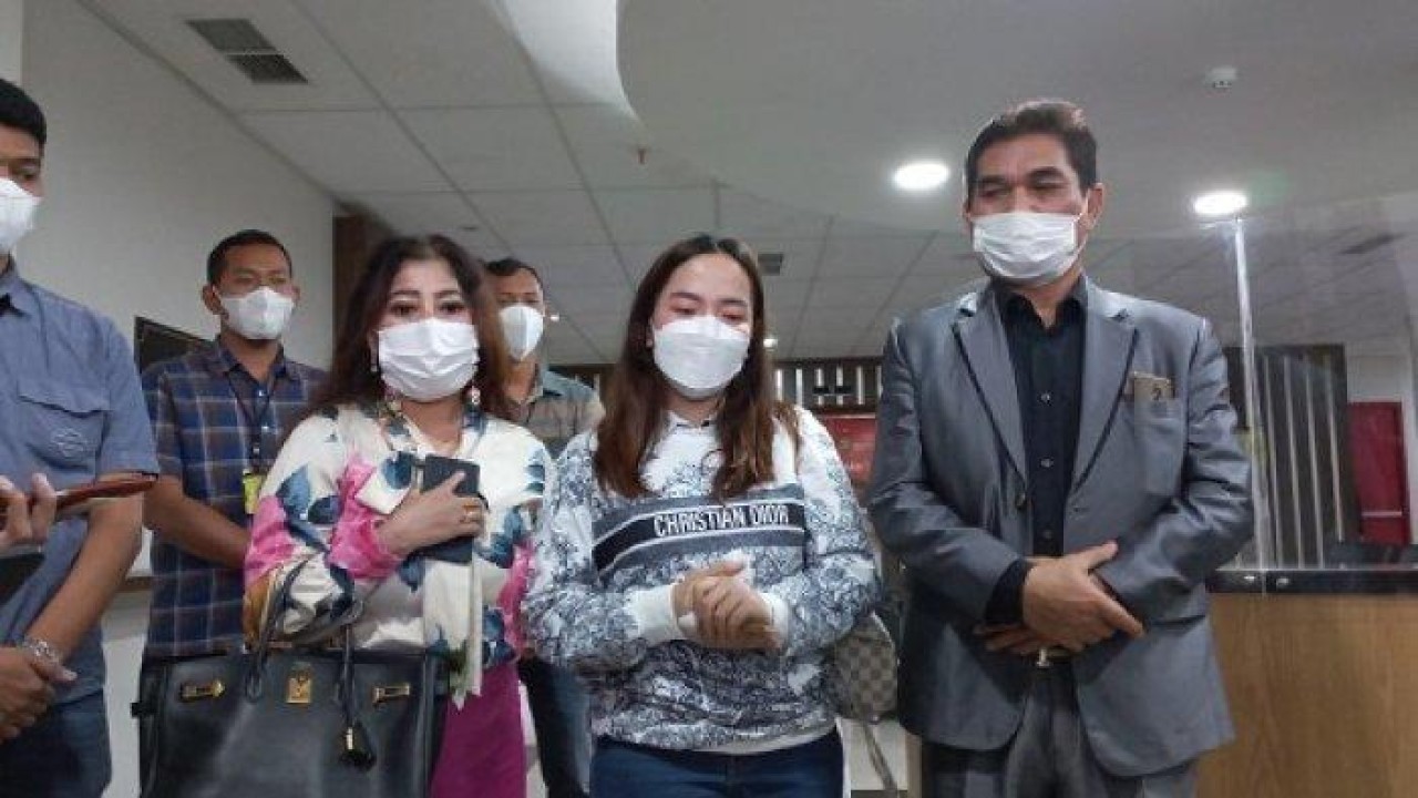 Anggiat Pasaribu (tengah) dan pengacara. (Tribunnews)