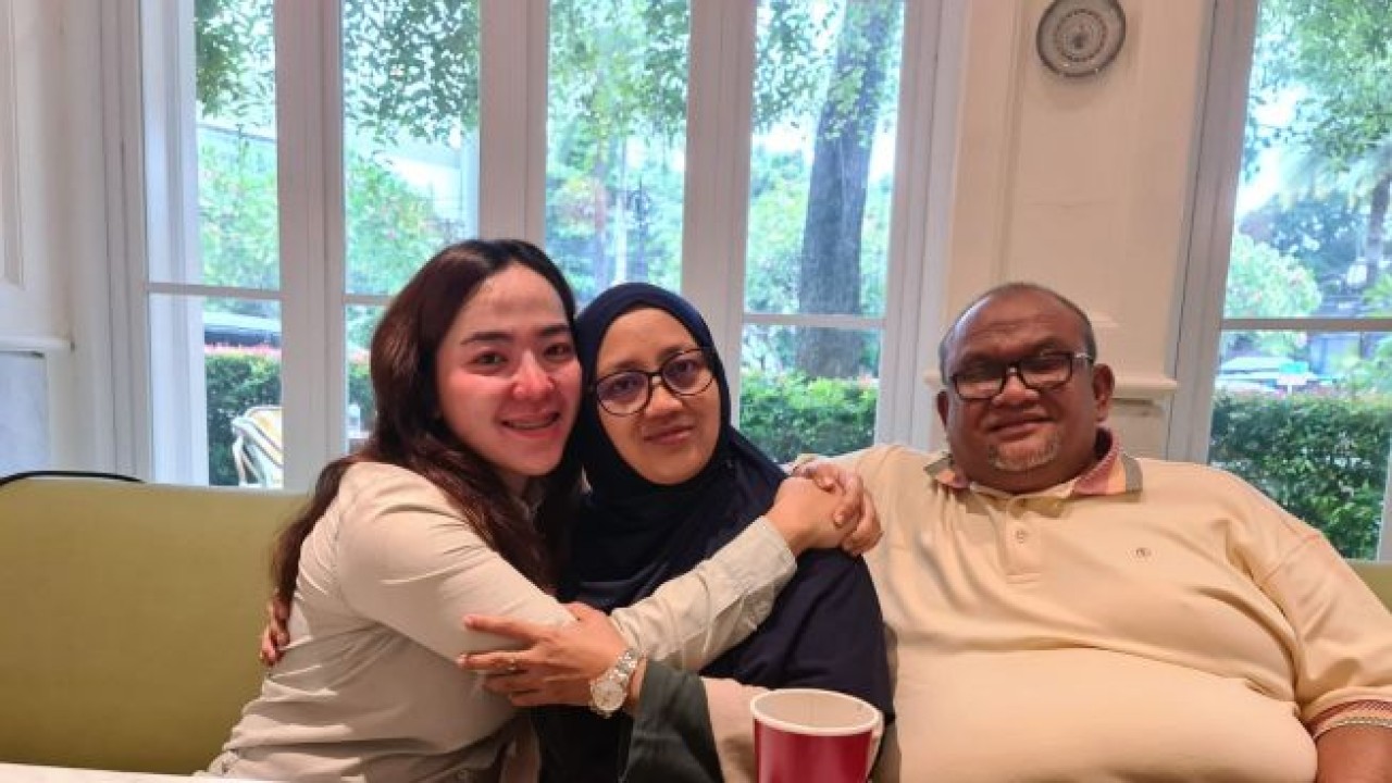 Anggiat Pasaribu dan Hasan Husaeri Lubis beserta istri. (Net)