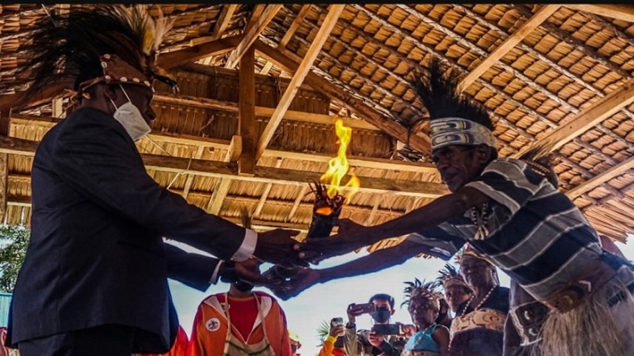 Api Peparnas XVI Papua Dinyalakan Secara Adat