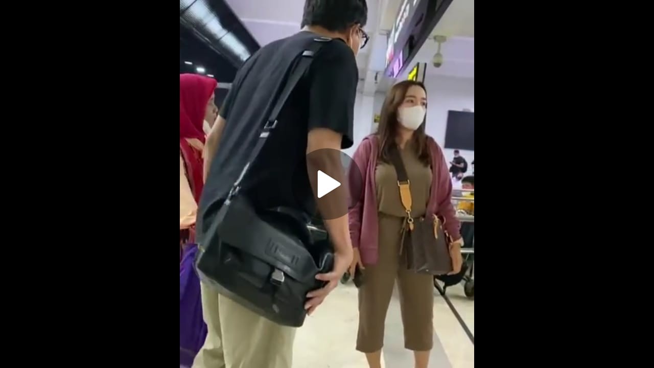 Tangkapan layar rekaman video cekcok mulut ibu Arteria Dahlan dengan wanita mengaku anak jenderal TNI bintang tiga.