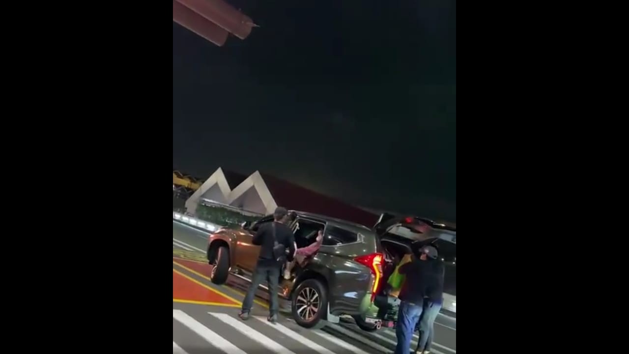 Perempuan yang mengaku putri jenderal TNI bintang tiga saat meninggalkan rombongan Arteria.