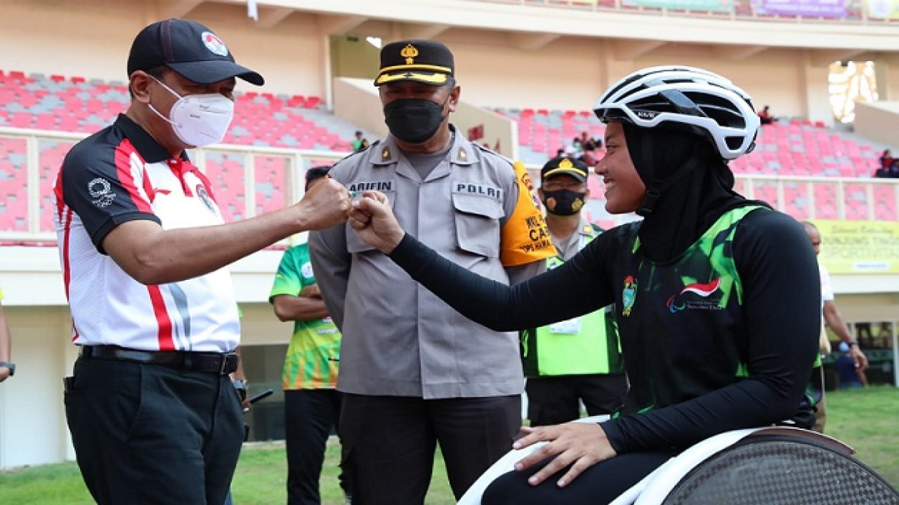 Atlet Para Atletik Nina Gusmita bersama Menpora Zainudin Amali