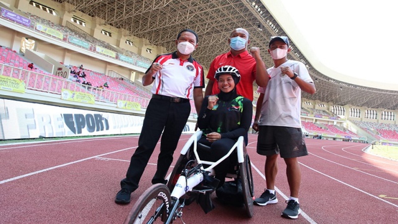 Atlet Para Atletik Nina Gusmita bersama Menpora Zainudin Amali
