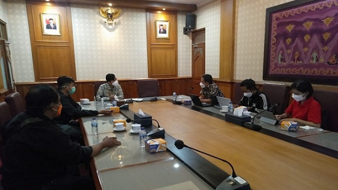 Audiensi perwakilan Panitia Turnamen Sepakbola Antar Wartawan di ruang rapat Wali Kota Solo