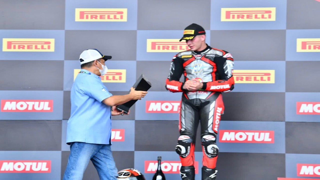 Bamsoet saat menyerahkan piala.