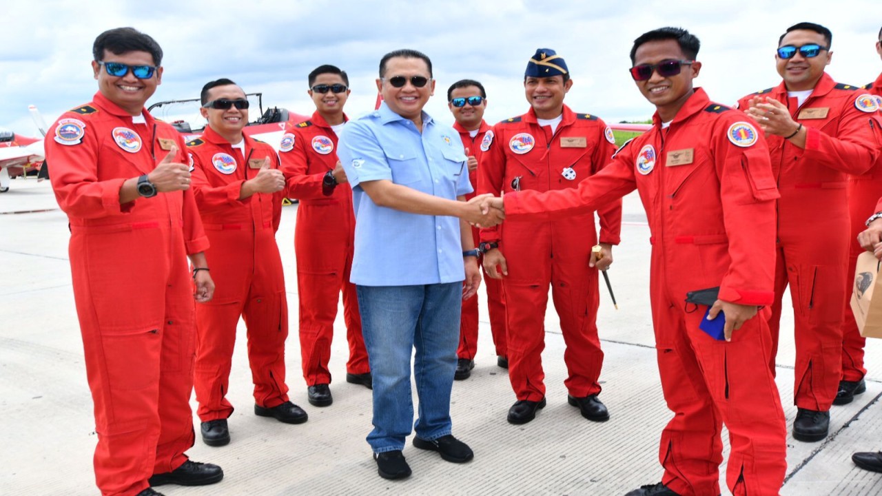 Bamsoet dan penerbang JAT TNI AU.