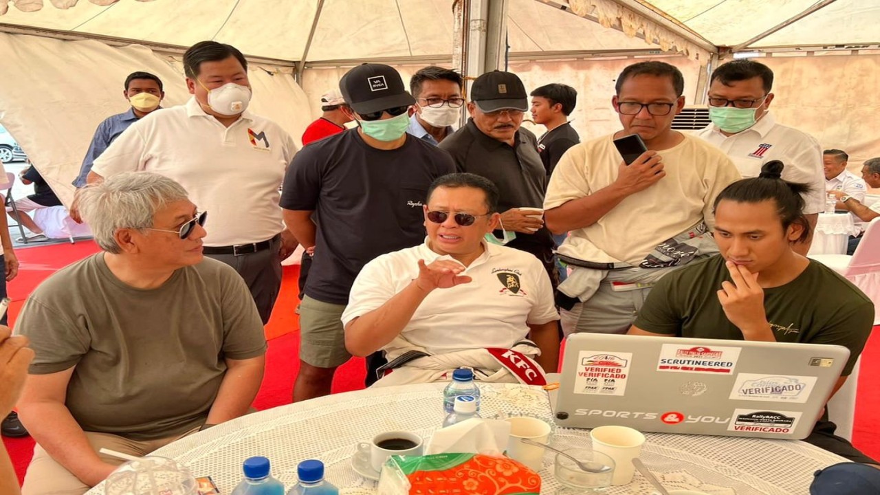 Bamsoet, Sean Gelael dan sejumlah pihak lainnya saat melakukan evaluasi kecelakaan.