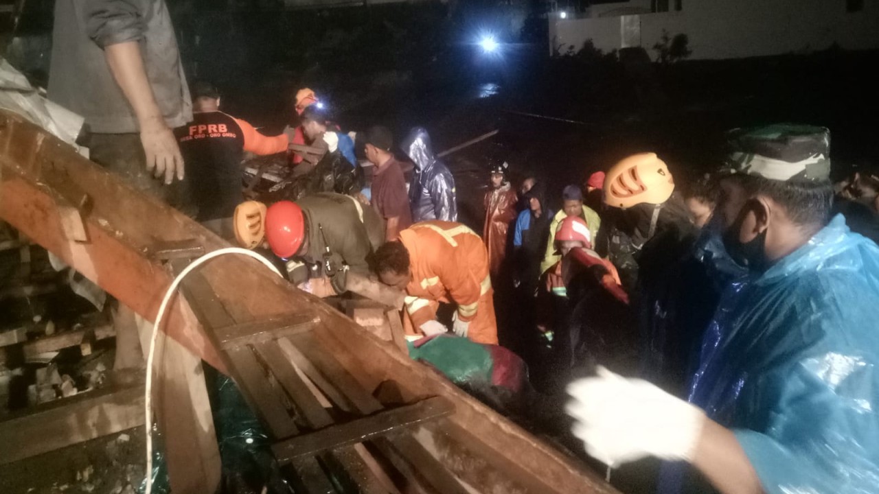 Tim gabungan melakukan pencarian dan pertolongan warga terdampak banjir bandang di Kota Batu, Jatim, Kamis (4/11/2021). (BPBD Kota Batu)