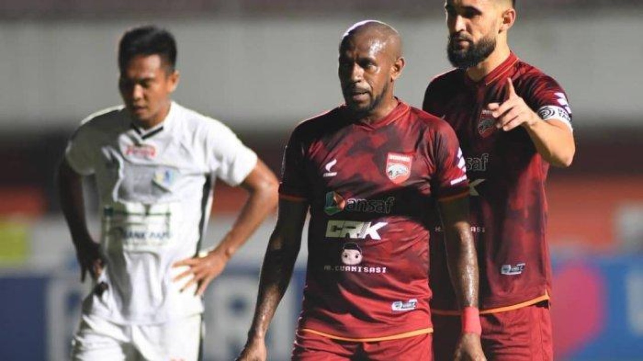 Boaz Salossa di laga kontra Persipura
