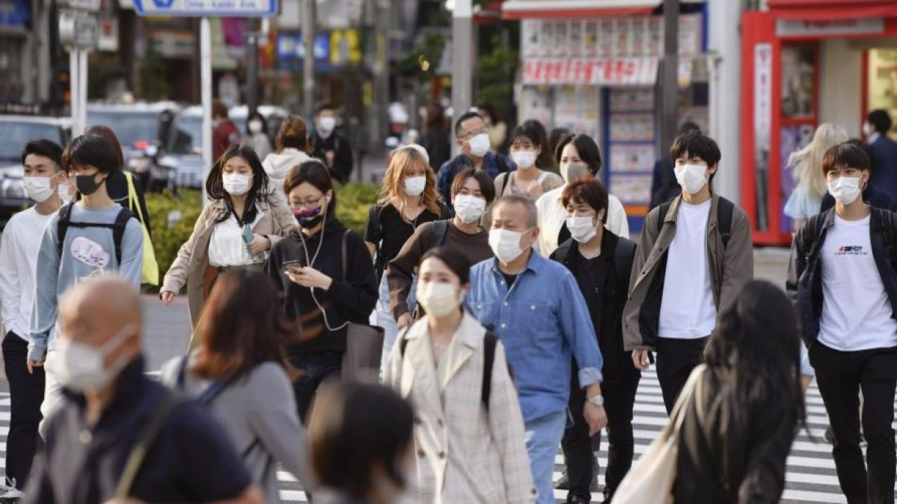 Kasus dan kematian akibat Covid-19 telah turun secara dramatis di seluruh Jepang. (Kyodo)