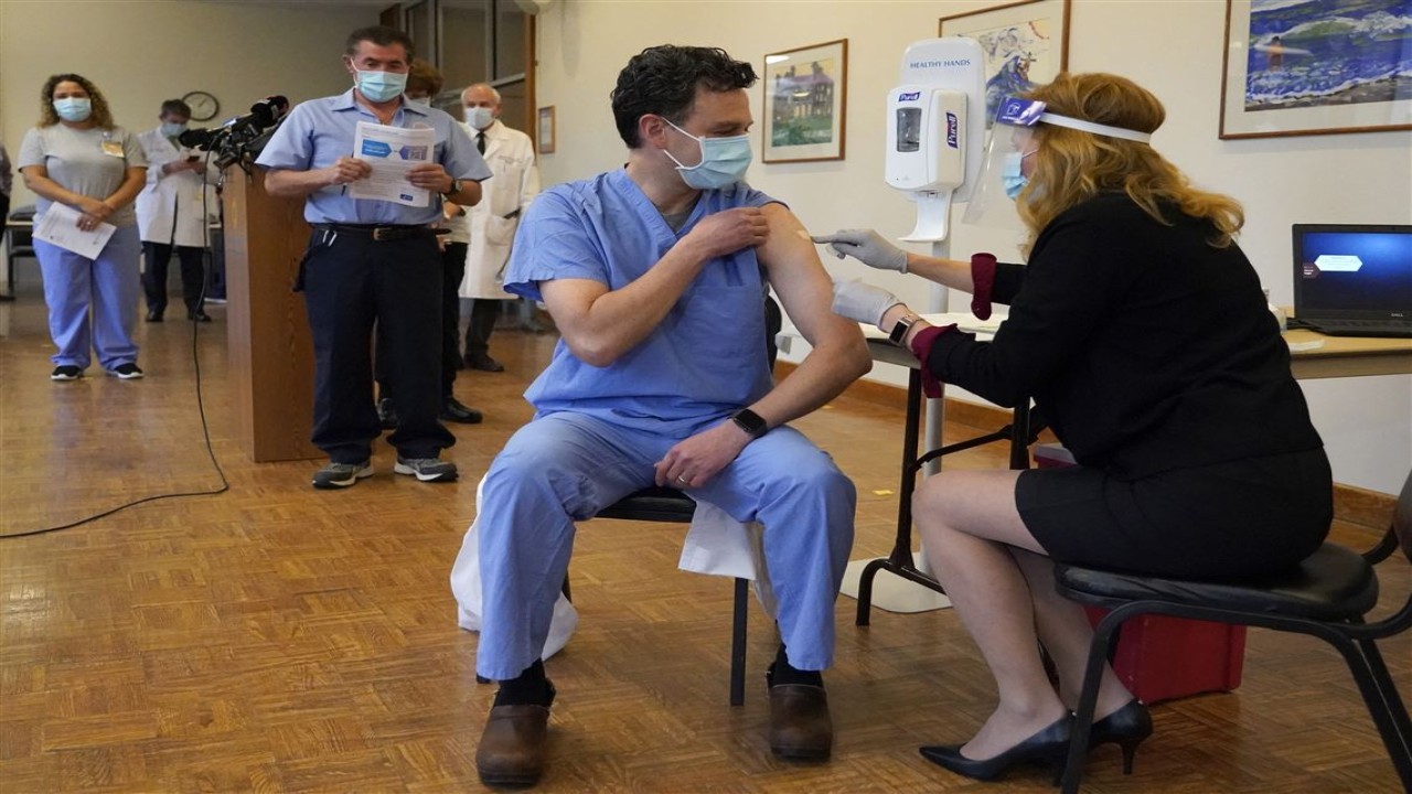 Ilustrasi warga mendapatkan dosis vaksin Covid-19. (Istimewa)