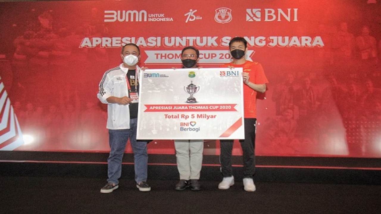 Direktur Utama BNI Royke Tumilaar menyerahkan dana pembinaan kepada PBSI