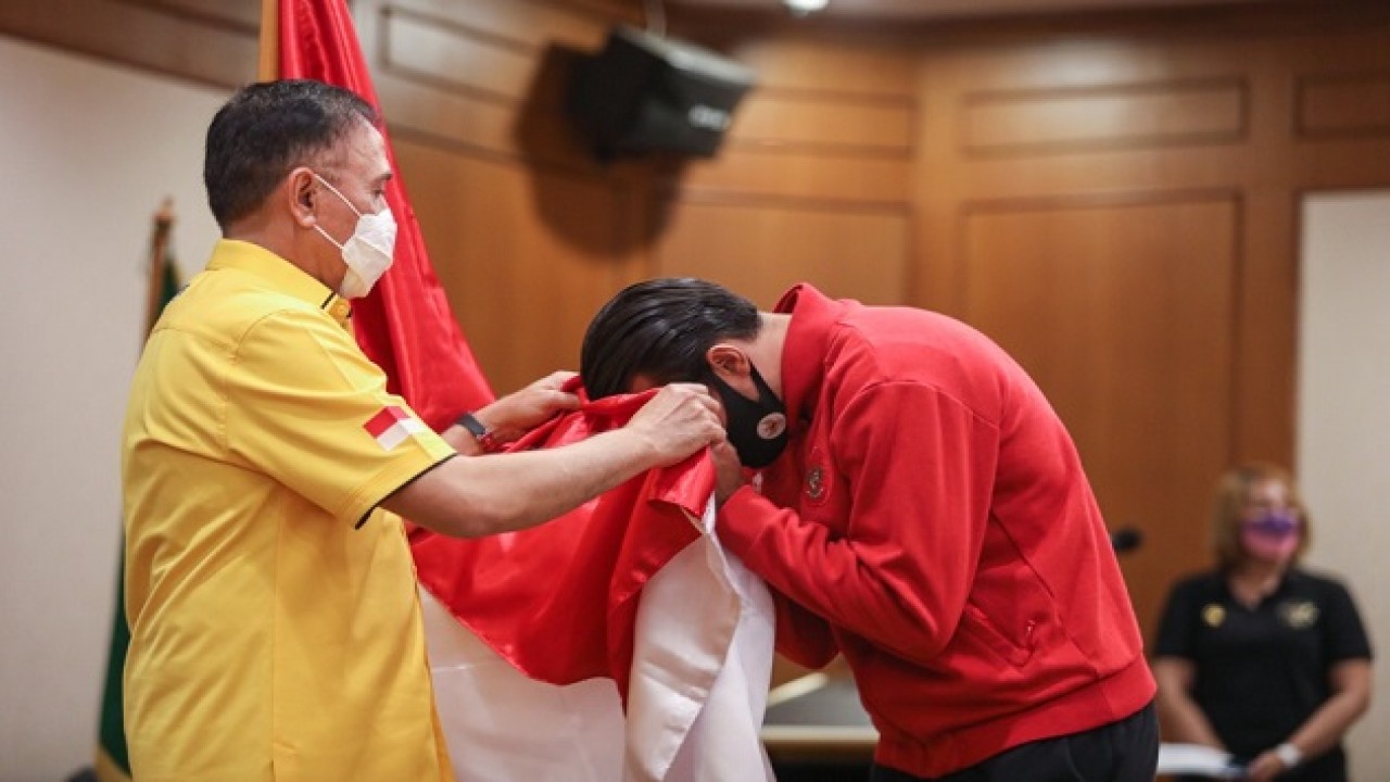 Ezra Walian cium bendera merah putih