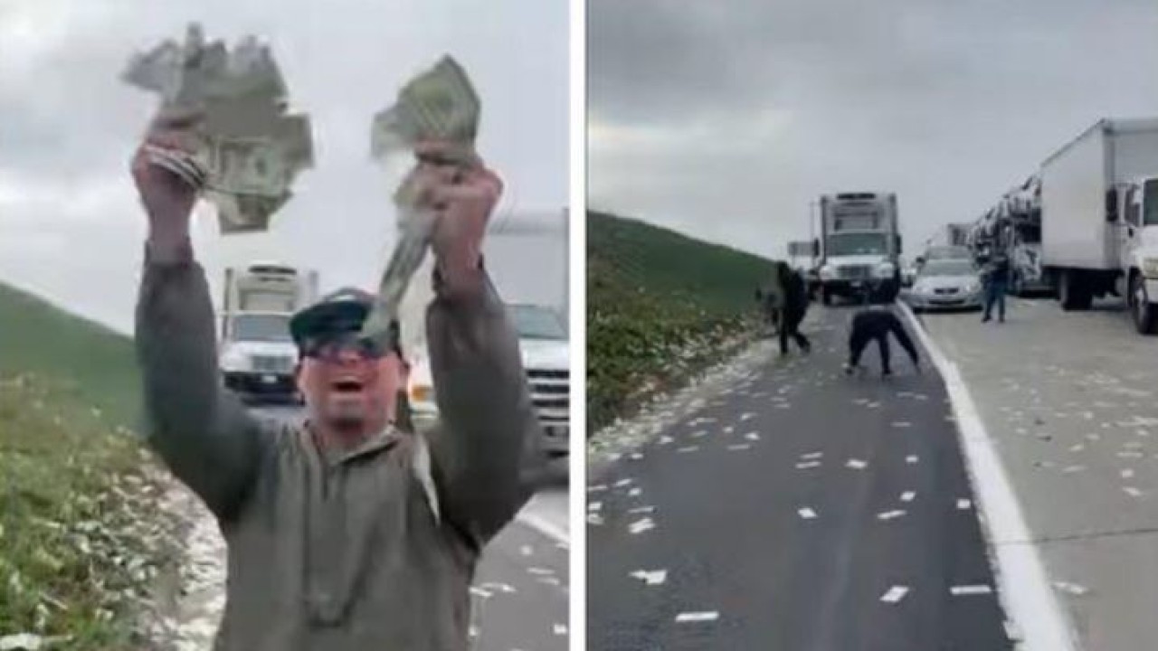 Pengendara memunguti uang yang berhamburan di Jalan Tol. (Istimewa)