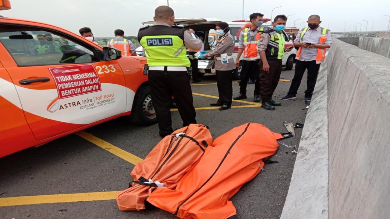 Jasad Vanessa Angel dan suami pada kantong jenazah.